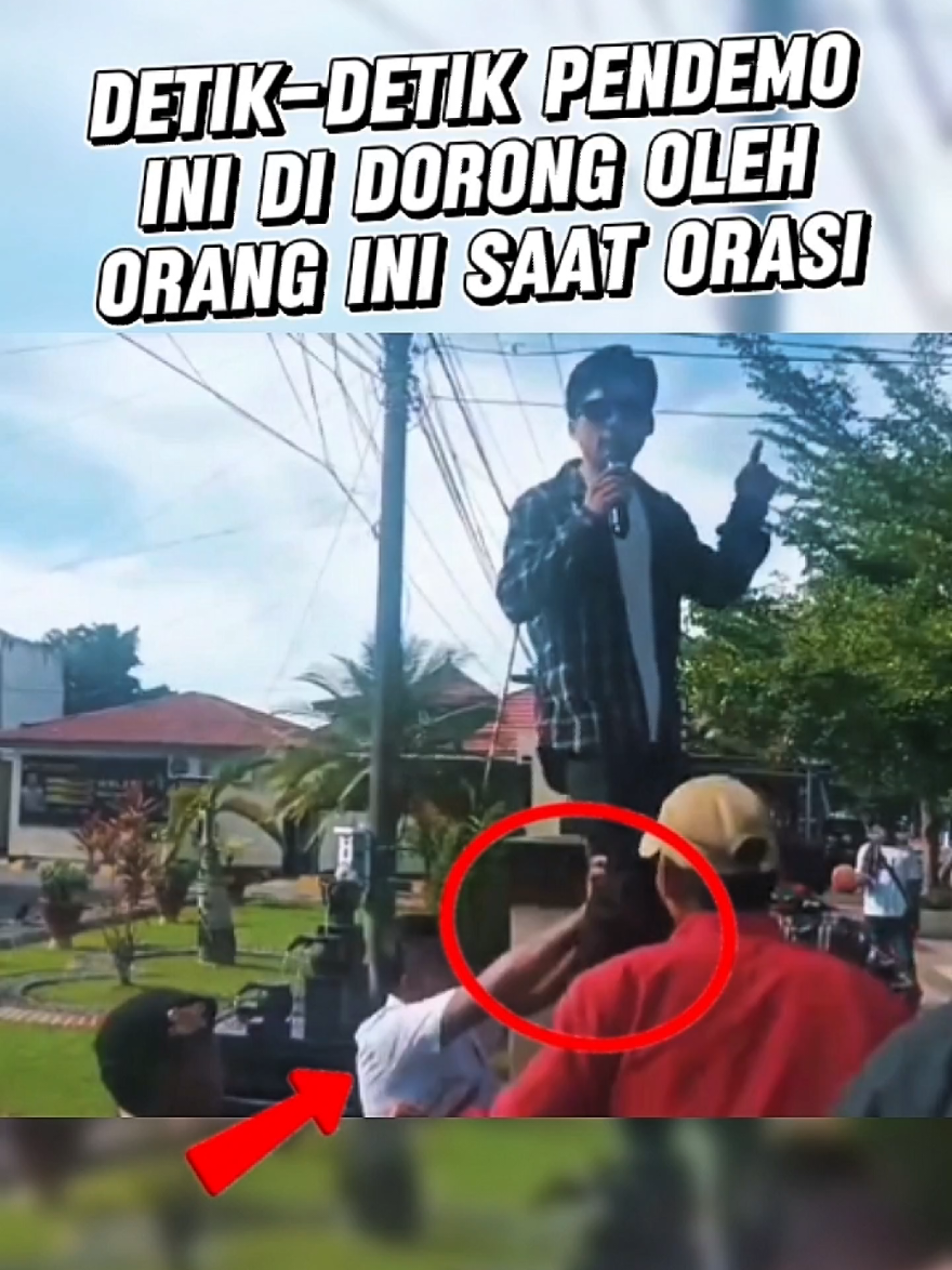 Detik-detik Pendemo Ini Di Dorong Oleh Orang Ini Saat Orasi Belum Ada Informasi Yang Pasti Ini Peristiwa Dimana Semoga Bukan Di Pati Sikap Seperti Ini Tidak Patut Ditiru Karena Bisa Menimbulkan Provokasi #pati #demo #bupatipati #mahasiswa #orasi