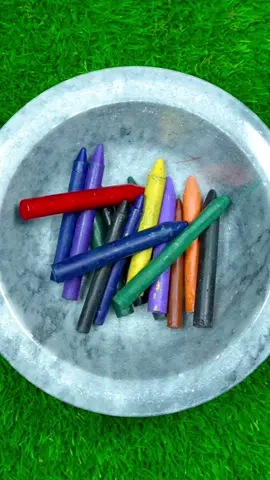 Oddlysatisfying Crushing crayons 🖍️😱 #asmr #crushing #satisfying