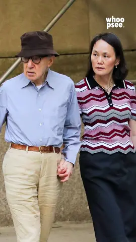 Non capita spesso di vedere Woody Allen nella sua vita di tutti i giorni, e ancora meno di sorprenderlo, accanto alla moglie Soon-Yi Previn, senza che i due si tengano per mano. Sposati dal 1997 - terzo matrimonio per il regista e una delle storie d’amore più discusse e controverse di sempre - continuano a dimostrare la solidità di un legame capace di resistere a tutto. Eccoli insieme, sullo sfondo di una cena nell’Upper East Side, immersi in una quotidianità tanto ordinaria quanto straordinaria. D’altronde, lui è uno dei registi più celebri di sempre, una leggenda pluripremiata del cinema. Il suo ultimo film, Coup de Chance, risale al 2023 ed è stato presentato fuori concorso all’80ª Mostra internazionale d’arte cinematografica di Venezia, la stessa città dove sposò Soon-Yi Previn. [📸 BACKGRID / IPA] #whoopsee #woodyallen #soonyiprevin 