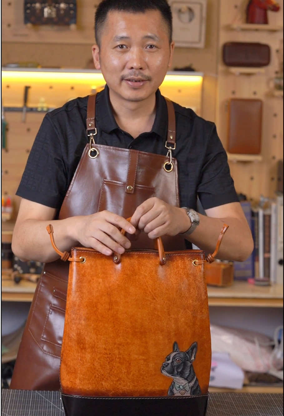 A guest from Singapore had his dog for 12 years. He came to me hoping to customize the dog's portrait on a bag to commemorate his dog.#handmade #craftman #bags #customize #leather 