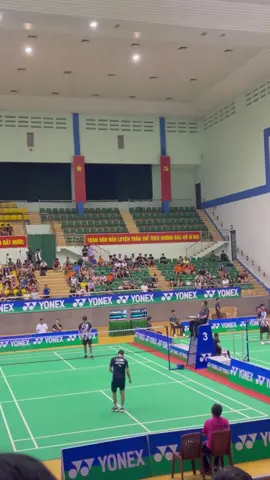 Pha cầu gây tranh cãi nhất lúc này , giải vô địch quốc gia 2025 giữa Trần Lê Mạnh An (Đồng Nai) vs Nguyễn Tiến Minh (thành phố Hồ Chí Minh) với sự bản lĩnh và kinh nghiệm Minh Ca đã cho thấy mình vẫn là một Huyền Thoại ở bộ môn cầu lông ! Xin chúc mừng anh #nguyentienminh 