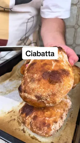 Ciabatta, un pain rapide et facile à faire 😍 Les ingrédients pour 4 pains : 350gr farine (t45 ou t55), 4gr de levure boulangère, 10gr d’huile d’olive, 7gr de sel, 300ml eau tiède  Cuisson 250•c = 15 min #ciabatta #painmaison #recettedupain #armandhasanpapaj 