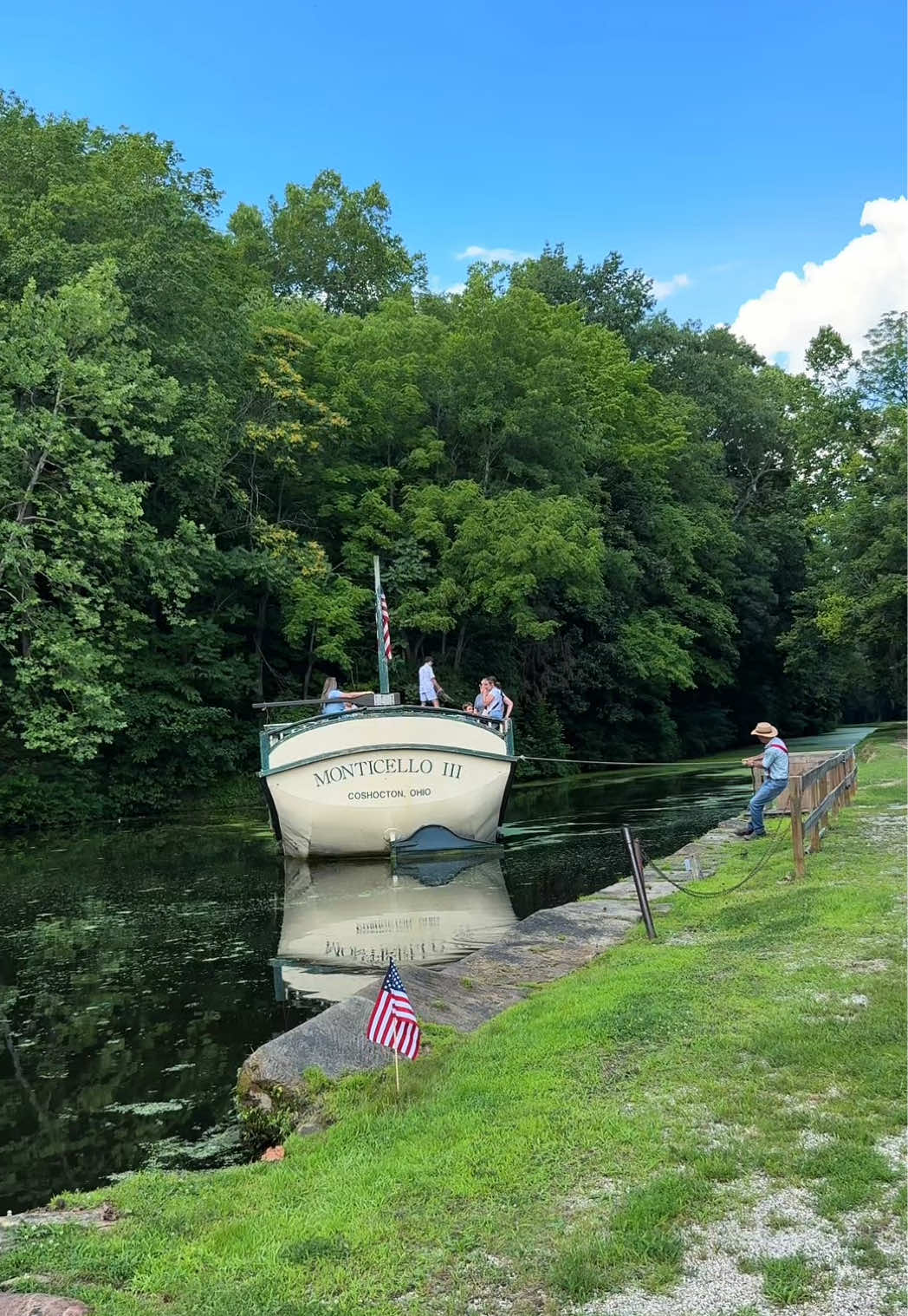 Did you know there’s a horse drawn canal boat ride in Ohio? 📍Coshocton, Ohio  #ohio #ohiotravel #columbusohio #ohiocreator #coshoctonohio 