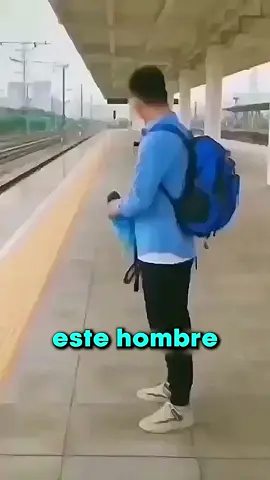 Este hombre dejó a todos boquiabiertos 😲🚉. Mientras esperaba su tren, sacó lo que parecía un enorme globo azul, lo balanceó en el aire para llenarlo… ¡y terminó convirtiéndolo en una silla improvisada! 💺🎈 Se sentó cómodamente como si nada, sorprendiendo a todos los que lo veían. #IngenioPuro #Creatividad #LifeHacks #datoraro  #rexo Disclaimer:This information is taken from the internet which may or may not be true we do not want to spread any fake news. The content provided by this channel is meant for EDUCATIONAL PURPOSE only. Copyright Disclaimer:- Under section 107 of copyright Act 1976, allowance is made for FAIR USE for purpose such a criticism, comment, news reporting, teaching, scholarship and research. Fair use is as permitted by copyright statues that might otherwise be infringing. Non-profit, educational or personal use tips the balance in favor of FAIR USE.