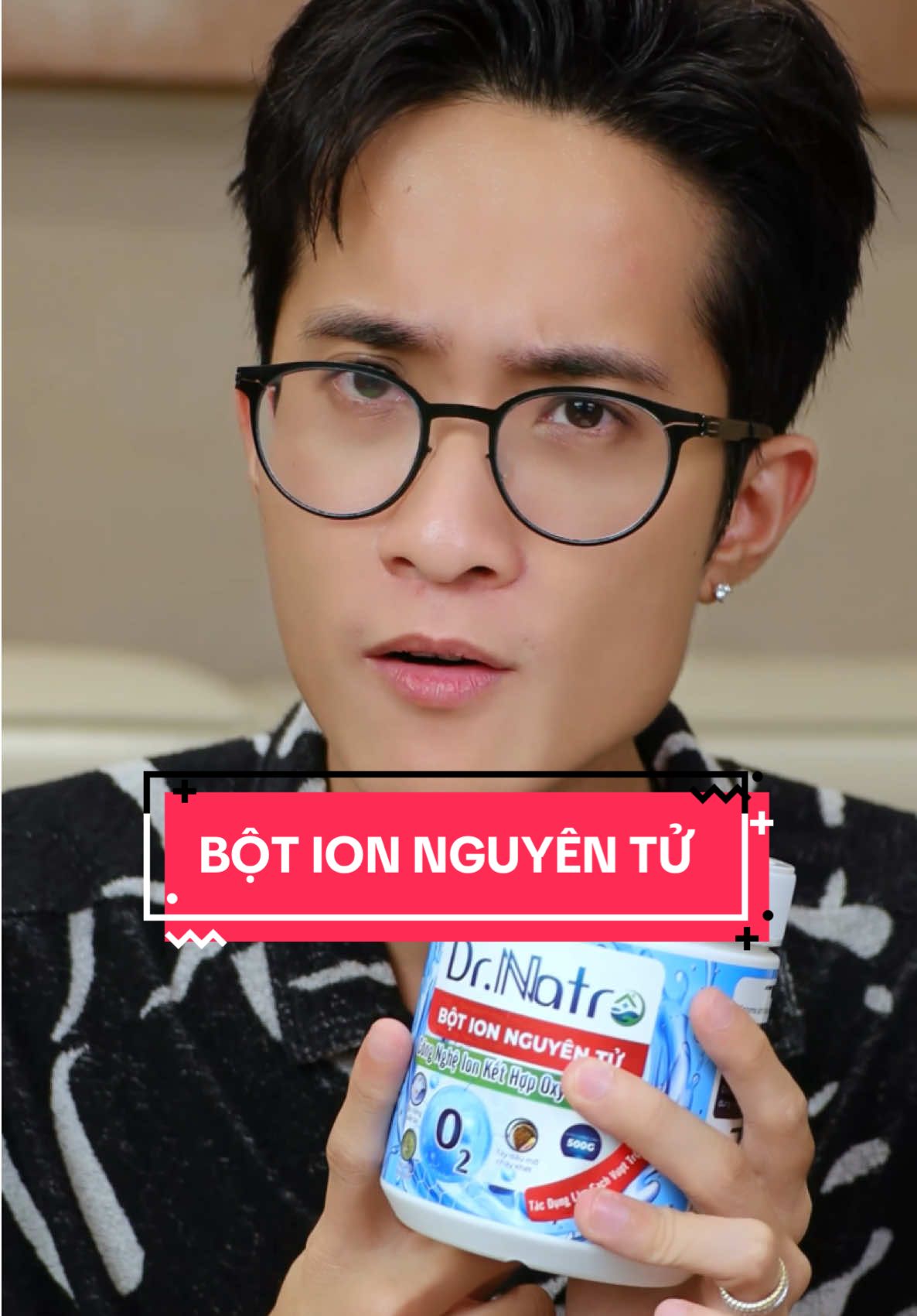 Bạn đã nghe về loại bột thần kỳ xuất hiện trong nhiều video refill bên nước ngoài chưa? Nếu chưa thì đó là 1 loại bột trắng tinh có thể hỗ trợ tẩy được nhiều loại vết bẩn từ quần áo đến nhà bếp mà giá thì đắt đỏ vô cùng. Nhưng hôm nay mình sẽ giới thiệu mọi người em bột ion nguyên tử của nhà Dr. Natro, 1 phiên bản Việt Nam chất lượng tương đương mà giá thành lại rất phải chăng. Em này hong chỉ làm sạch vượt trội mà còn cực kỳ an toàn, hong hóa chất độc hại, dịu nhẹ với da tay và thân thiện môi trường. Nói chung là ẻm tẩy được lắm nên là bạn nào mình có nhu cầu thì sắm nhen #lepthelittlekid #tiktokmentor #learnontiktok #drnatro #botionnguyentu 