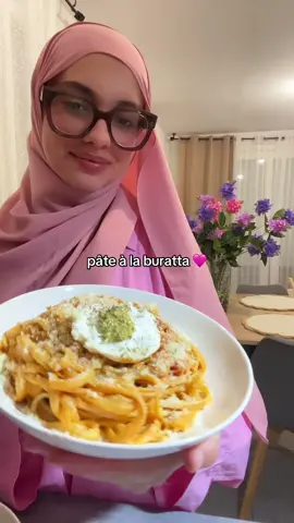 qui peut s’assoir à la table des pâtes et dire « je suis meilleure que toi? » AUCUN plat (fermé au débat).  Reproduisez la recette elle est TROP facile 💘💘 #recette #Recipe #repas #pate #buratta #pesto #pasta #italie #🇮🇹 #recettefacile #recetterapide #assiettedusoir 