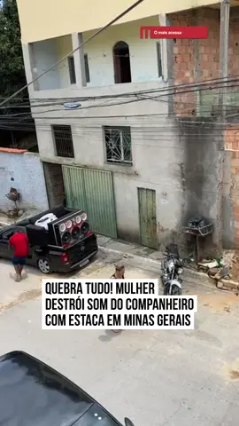 😲 Ela acabou com o som!   Um vídeo que circula nas redes sociais mostra uma mulher usando uma #estaca de madeira para furar e destruir a caixa de som instalada na #caçamba de uma caminhonete. O caso aconteceu em Betim, #MinasGerais, e segundo testemunhas, o veículo pertencia ao companheiro da mulher.  Nas imagens, os dois saem de casa discutindo aos gritos. O homem entra na caminhonete e, logo em seguida, ela surge com a estaca e começa a golpear o som. Um pedestre e o próprio parceiro tentam impedi-la, mas a confusão continua. O caso gerou repercussão online e chamou atenção pela intensidade da cena e pela motivação do ato.  #tiktoknotícias  🎥 @lelei_maluco (ig) | @myhoodbr