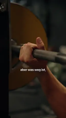 DIY Gym Tanktop 	•	Altes Shirt + coole Grafik schnappen 	•	Glatt auslegen – Falten ruinieren den Schnitt 	•	Gute, scharfe Schere = saubere Kanten 	•	Schnittpunkte messen & markieren 	•	Erst weniger wegschneiden – nachkürzen geht immer 	•	Optional croppen für den Boxy-Look  #gym #fyp #Fitness #DIY 