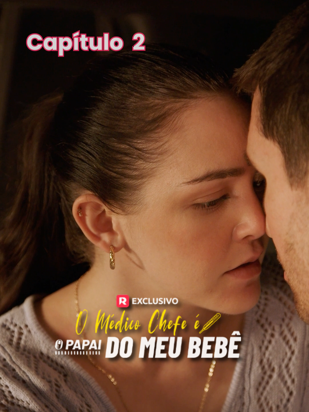🔥 Ele salvou Molly… mas o que começa como um resgate vira uma tensão impossível de ignorar. 📲 O Médico Chefe é o Papai do meu Bebê dublado em português — só no app ReelShort! #ReelShortBrasil #omédicochefeéopapaidomeubebê #RomanceDramático #SériesEmPortuguês #NovaSérie #DramaRomântico #HistóriaViciante #AmorProibido