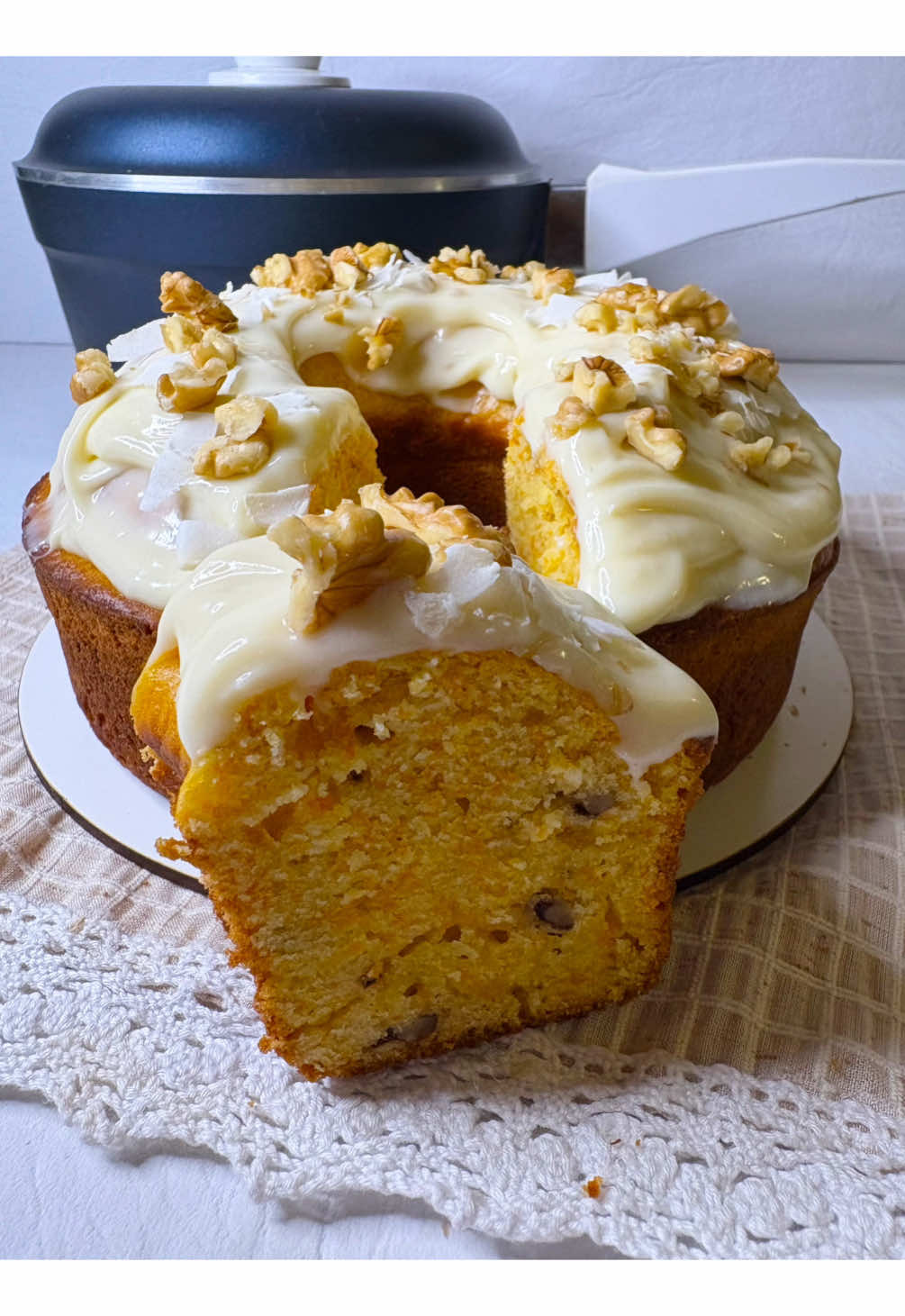 Super CARROT CAKE 🥕 húmedo , esponjoso y riquísimo !  Siempre en mis ollas de @fourneeoficial y sus complementos , en este caso use la olla de 20 cm y el savarin de 18 cm , y la hice sin prender el horno ! Si queres alguna se las ollas tenes mi cupón URBAN, con un 10 % de descuento ! Vamos con la receta  - 2 zanahorias 🥕  - 2 huevos  - 1 cdta de es de vainilla  - 170 gr de azúcar ( 10 cdas ) - 100 ml de aceite ( 10 cdas ) - 300 gr de harina común ( 15 cdas ) - 1 cda de polvo de hornear  - 150 ml de leche ( 15 cdas )  - puñado de nueces ( opcional)  Frosting  - 3 cdas de queso crema light @santaclara.ar  - 3 cdas de azúcar impalpable  - chorrito de es de vainilla  👉simplemente mezclas todo  Para el budín  👉ralla la zanahoria  👉bati el huevo , azúcar  y es de vainilla 👉agrega el aceite y zanahoria rallada  👉después la harina , polvo de hornear  y la leche , mezcla hasta integrar todo  👉por último las nueces picadas  👉coloca en savarin de 18 cm  👉yo lo hice en la hornalla adentro de la olla de 20 cm de @fourneeoficial  👉una vez frio decora y a disfrutar  Quien lo hace ? #carrot #carrotcake #torta #budin #budines           