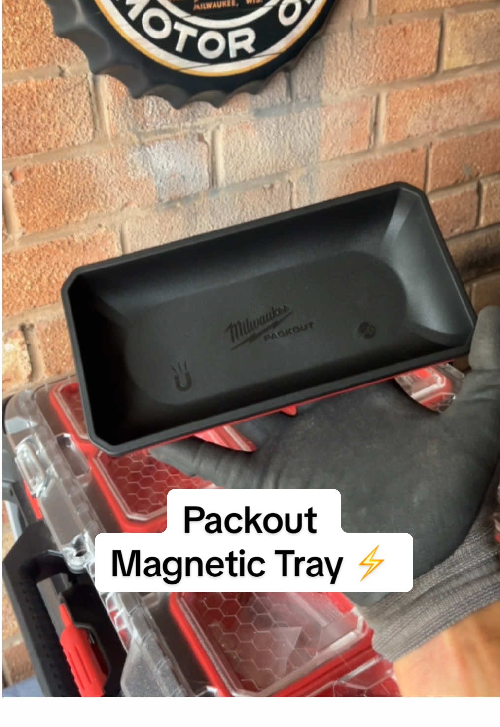 The magnet on this is crazy, have you tried one?  ⚡️  #ukelectrician #electricianuk #tradesman #electrician #apprenticeelectrician @Milwaukee Tool 