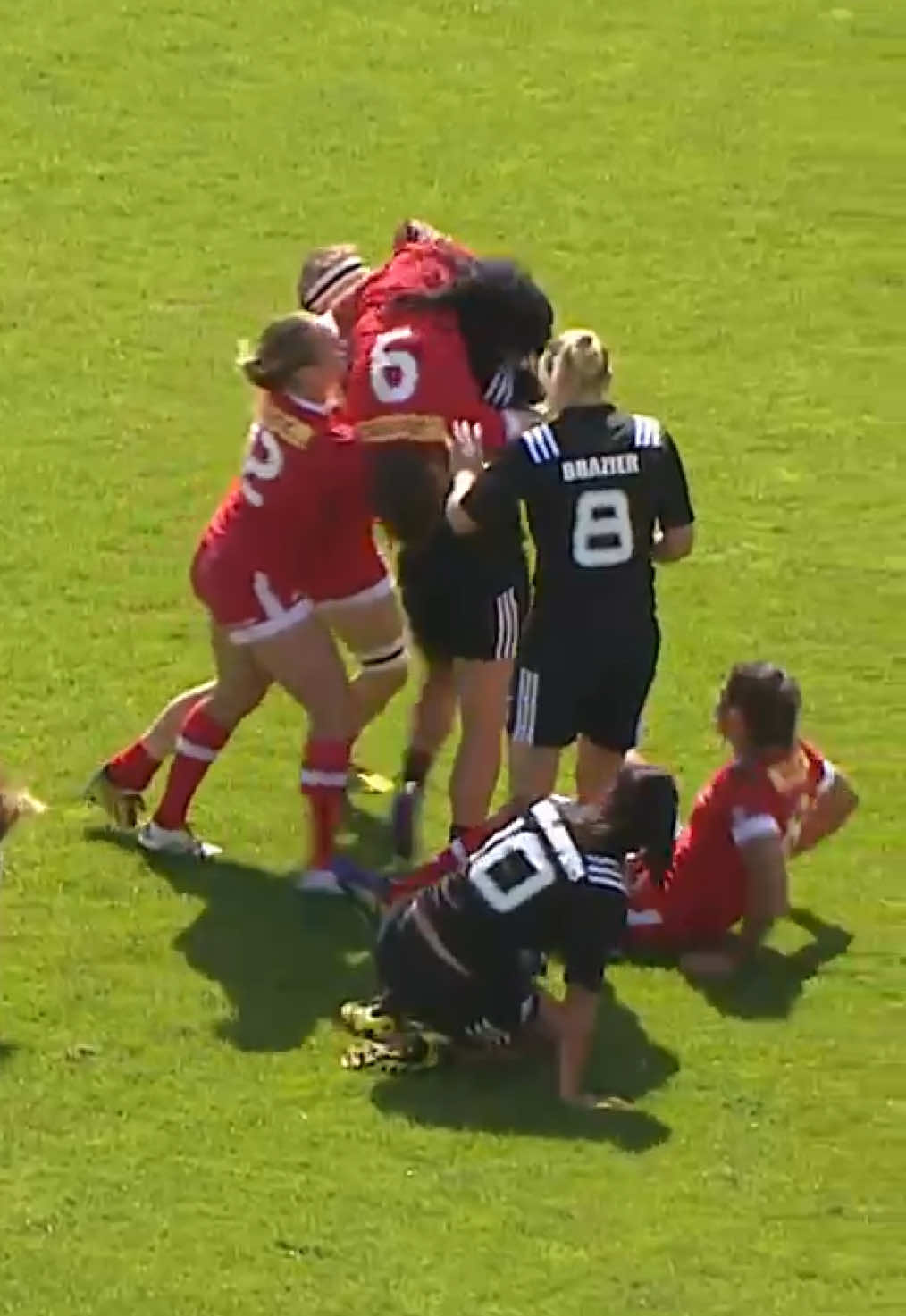 Portia Woodman not letting anybody stop her 💪 #rugby 