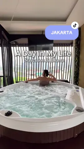A Day in My Life edisi Staycation Murah di Jakarta!  Hotel 400ribuan di Jakarta yang ada Jacuzzi dan sauna~ Booking di TikTok lebih murah shay👀  . . #NginepSuperDrama #HotelJakarta #StaycationJakarta #TravelMoreSpendLess 