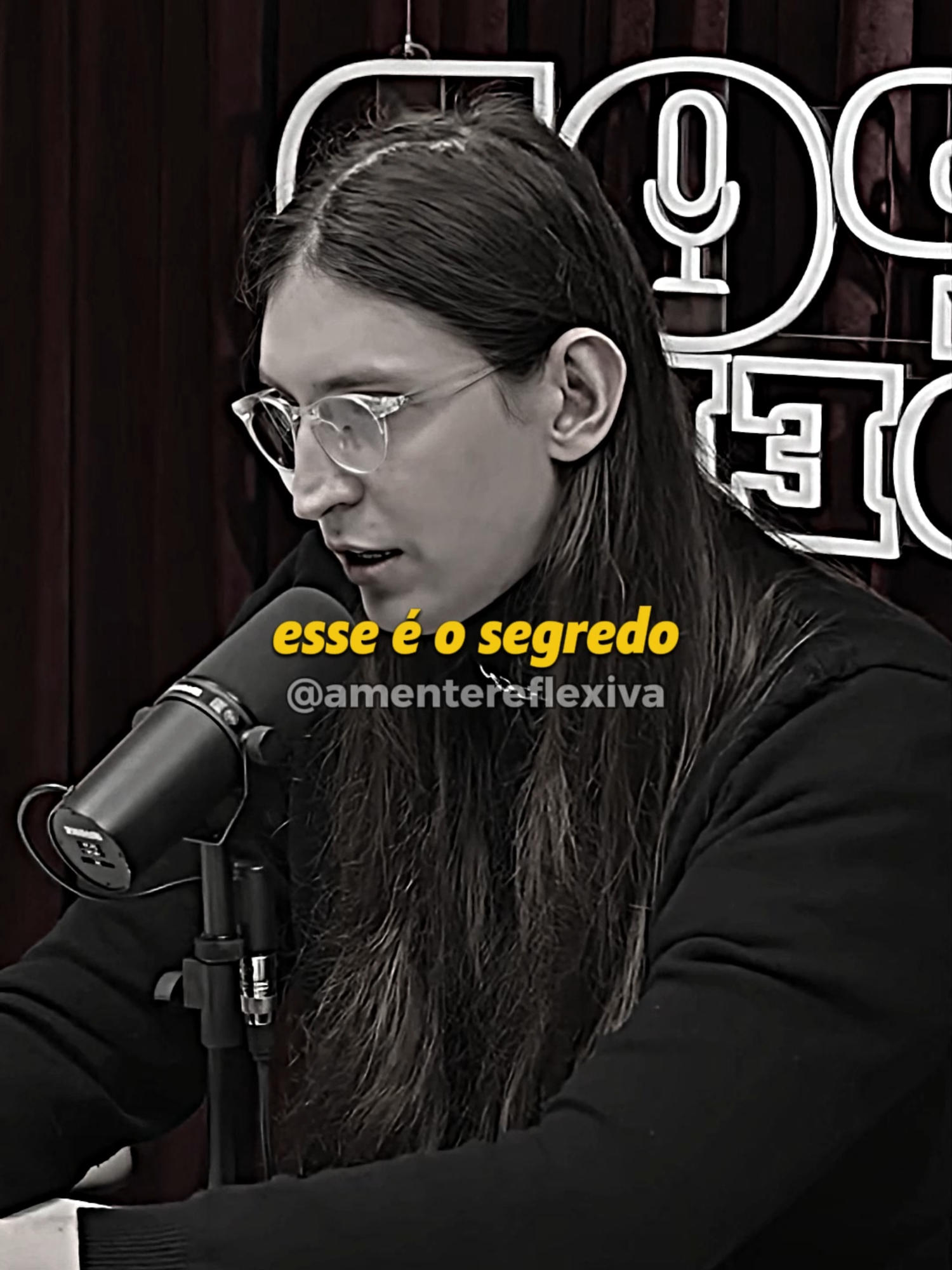 “Trabalhe em silêncio, deixe que o sucesso faça barulho.” - Felipe Bressanim Algumas vitórias nascem no escuro. Há sonhos que não suportam a luz precoce da exposição — eles precisam germinar no silêncio, protegidos das vozes que não sentem o que você sente e não enxergam o que você vê. Quando você fala demais sobre seus planos, perde energia no caminho. Sua mente começa a se satisfazer apenas com a reação das pessoas, e o combustível que deveria ser usado para construir acaba se dissipando em aplausos vazios. Por isso, guarde. Trabalhe calado. Alimente seu projeto com disciplina e paciência, não com promessas ao vento. O silêncio te dá foco, e o foco constrói realidades. Enquanto os outros exibem intenções, você estará criando resultados. E, quando chegar o momento, o mundo não vai ter escolha a não ser ouvir o barulho do seu sucesso. Não porque você gritou, mas porque o que você fez se tornou impossível de ignorar. 🎥: @felca  #disciplina #foco #resultados #sucesso #felca