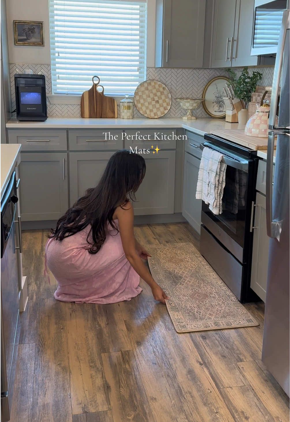 So so comfortable , easy to clean and they stay in place 😍🤍✨#kitchenmat #mats #kitchenmats #washablerug #tiktokshopcreatorpicks