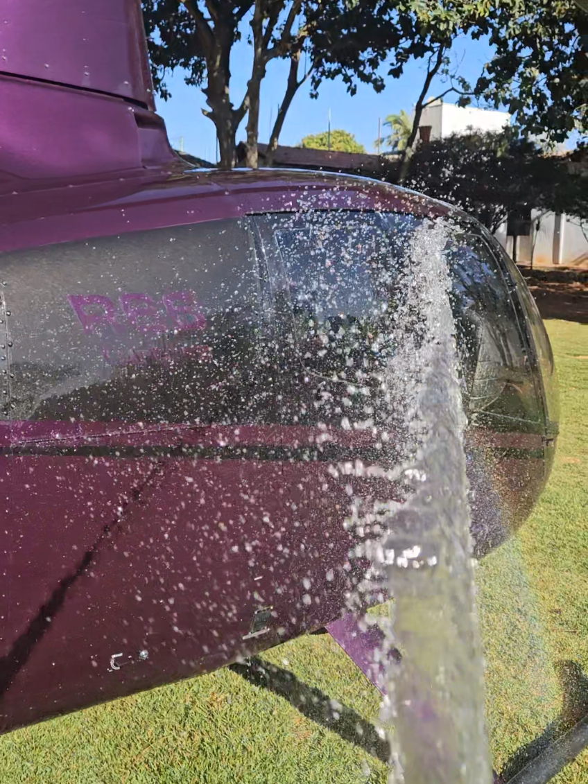 Dia de lavar helicóptero!!! 💦💦💦 #helicóptero #aviação #tiktok #foryou #fy 