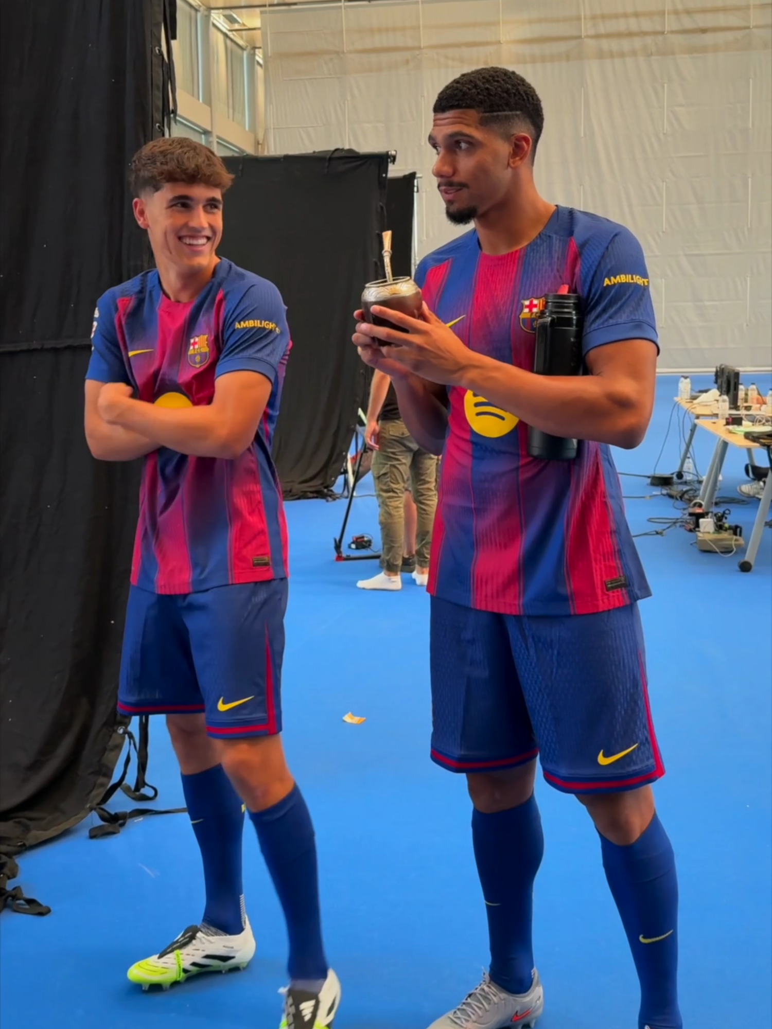 Araujo and Cubarsí couldn’t believe what they were seeing 😂 #fcbarcelona #barçaontiktok #deportesentiktok #Cubarsi #Araujo #LamineYamal
