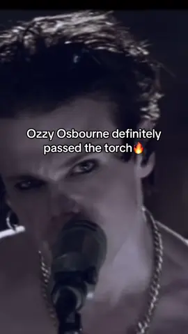 Ozzy Osbourne definitely passed the torch to Yungblud 🔥#fyp #yungblud #lollapalooza2025 #ozzyosbourne 