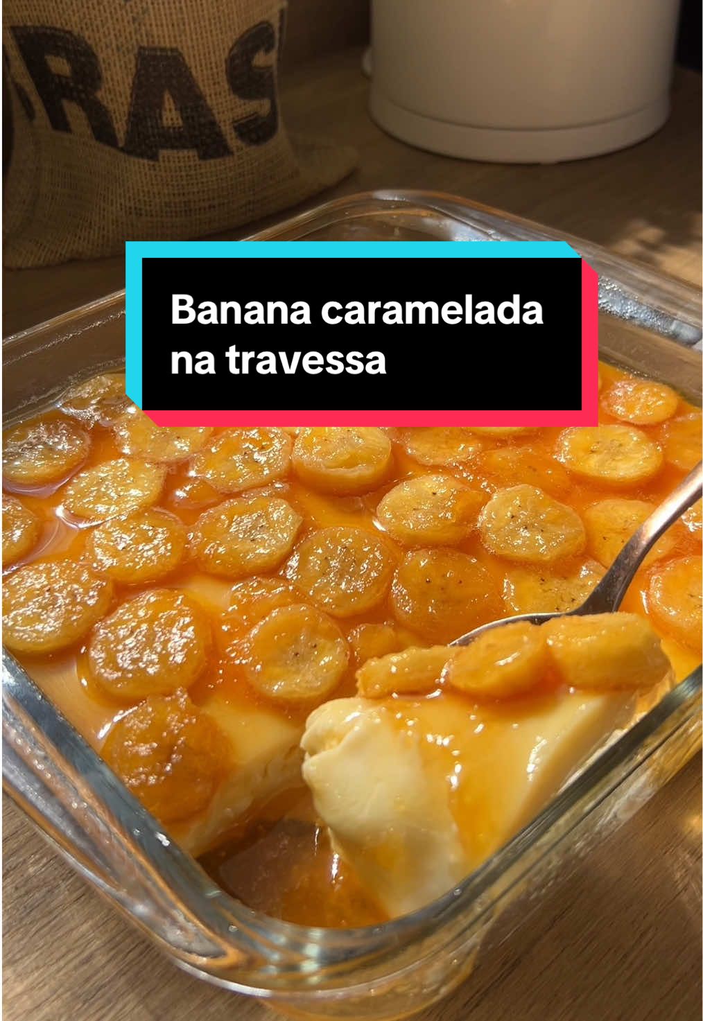 Banana caramelada na travessa é delícia demaisss Creme: 1 leite condensado (395g) 3 colheres (sopa) amido de milho 1 creme de leite (200g) 400ml de leite 1 colher (chá) essência de baunilha  Caramelo: 1 xícara de açúcar 1/2 xícara de água ➡️ Xícara de 240ml 4 bananas maduras (usei prata) Geladeira por no mínimo 4horas ou se preferir mais firme de um dia para o outro ❤️ Lembra Chico balanceado né? 🫢#banana #sobremesa 