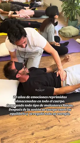 El cuerpo que siempre escucha la mente, empieza a manifestar tensión crónica, enfermedades,fatiga y bloqueos energéticos.  Las emociones reprimidas no desaparecen;se almacenan en los tejidos, los órganos.  Con el tiempo, esa carga se convierte en dolores inexplicables, ansiedad, insomnio o incluso enfermedades graves.
