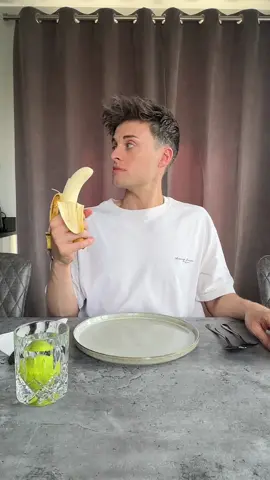 This wasn’t very a-peeling 😏🍌@William Hanson #etiquette #howto #banana