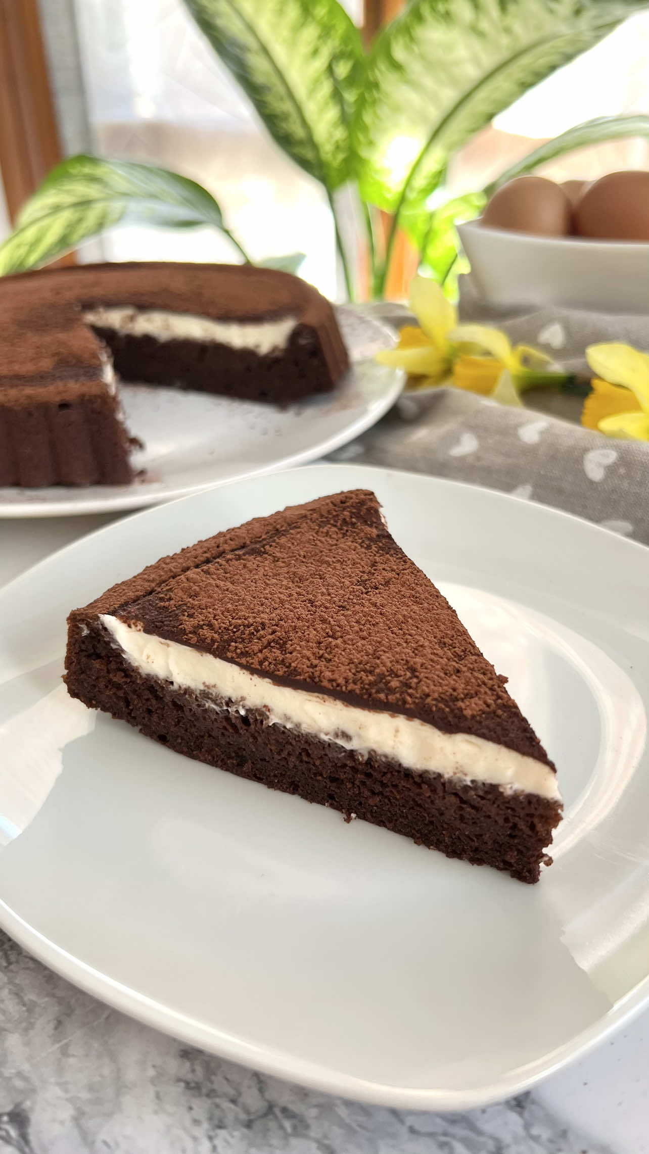 Crostata morbida al tiramisù 😍 La sua base morbida e la crema al mascarpone, con un leggero sapore di caffè e cacao è davvero un mix irresistibile di golosità e raffinatezza, ideale per un momento di dolcezza♥️ 🔸INGREDIENTI📝 teglia 22 cm 3 uova 🥚  120gr di zucchero  30gr di cacao 🍫  170gr di farina 00 🌾  6gr di lievito 80gr di olio di semi  100gr di latte 🥛  Vanillina  Pizzico di sale🤏 ◽️Crema al mascarpone:  2 uova 250 gr mascarpone  Pastorizzare le uova con : 50 gr zucchero  25 ml acqua  ◽️Bagna 150 ml caffè  ◽️Decorazione cacao amaro q.b 📝Procedimento:  Iniziamo a sbattere bene le uova con lo zucchero fino ad ottenere un composto bello spumoso. Aggiungiamo olio e latte, dopo le polveri setacciati . Infornare a 180 gradi 20 minuti.  Per la crema, iniziamo preparando lo sciroppo per pastorizzare le uova. In un pentolino mettiamo zucchero e acqua, portiamo a ebollizione e lasciamo cuocere fino a raggiungere i 121°C. Se non avete un termometro, lo sciroppo sarà pronto quando tutta la superficie sarà ricoperta di bollicine bianche: fate attenzione che non si caramelli! Nel frattempo, montiamo a neve gli albumi e li mettiamo da parte. In un’altra ciotola sbattiamo bene i tuorli, poi versiamo lo sciroppo a filo per pastorizzarli, continuando a montare. A questo punto aggiungiamo il mascarpone in 2-3 volte, sempre mescolando, e infine incorporiamo delicatamente anche gli albumi montati. #tiramisù #festadelpapà #ricette #ricetteitaliane #ricettefacili       