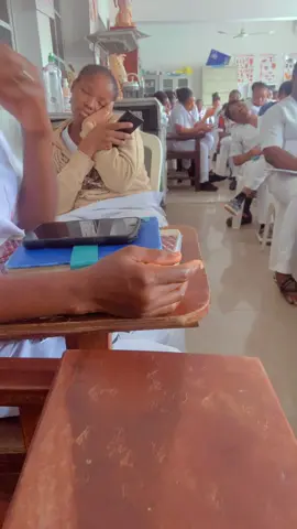 #creatorsearchinsights     That friend i will always catch sleeping in class🤣😂 @🇰🇪Maryl🇳🇬 #Fyp #xybca #nursingstudent 