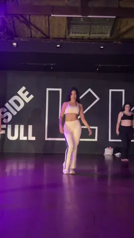Júnior e o seu dom de fazer a gente se sentir poderosa com suas coreografias 😭🥹 @Junior Ollier  Roupa: @Lets Gym 