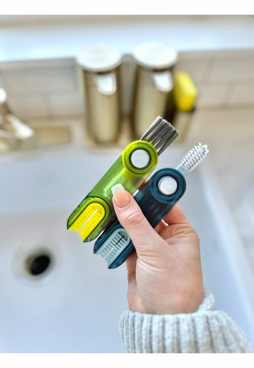 You need this to clean your water bottles 👀 This 3-in-1 brush set comes in a pack of 3 and has everything you need to deep clean your bottles, lids, and straws.🧼🫧  #kitchen #cleaning #Home #kitchentok 