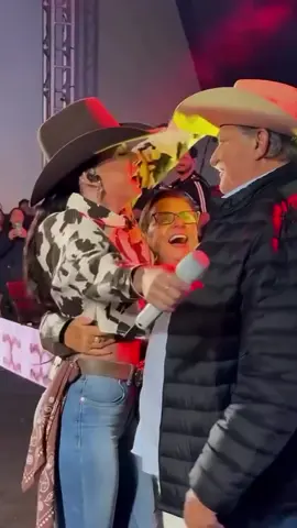 Momento emocionante no show de Cárcere/MT da nossa @Boiadeira com seus avós enquanto cantava a música Minha Herança!  Essa sempre emociona mesmo 🥹❤️ 🎥 Castela Update 
