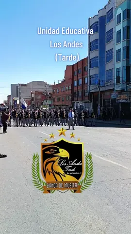 Los Andes  (turno tarde)#losandestarde🤍💙✨#bandasestudiantilesbolivia🎷🇧🇴#musicbol25#desfile#unidosporlamusica 