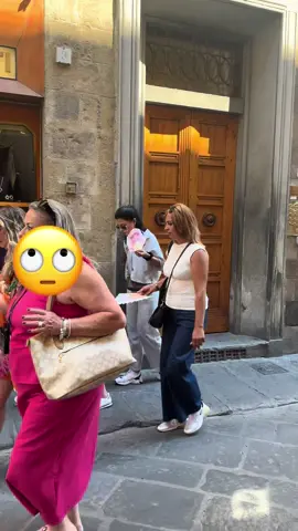 Tentavano a rubare la signora ma per fortuna e stata salvata ! #viral_video #viralditiktok #pickpocket #florence #firenze