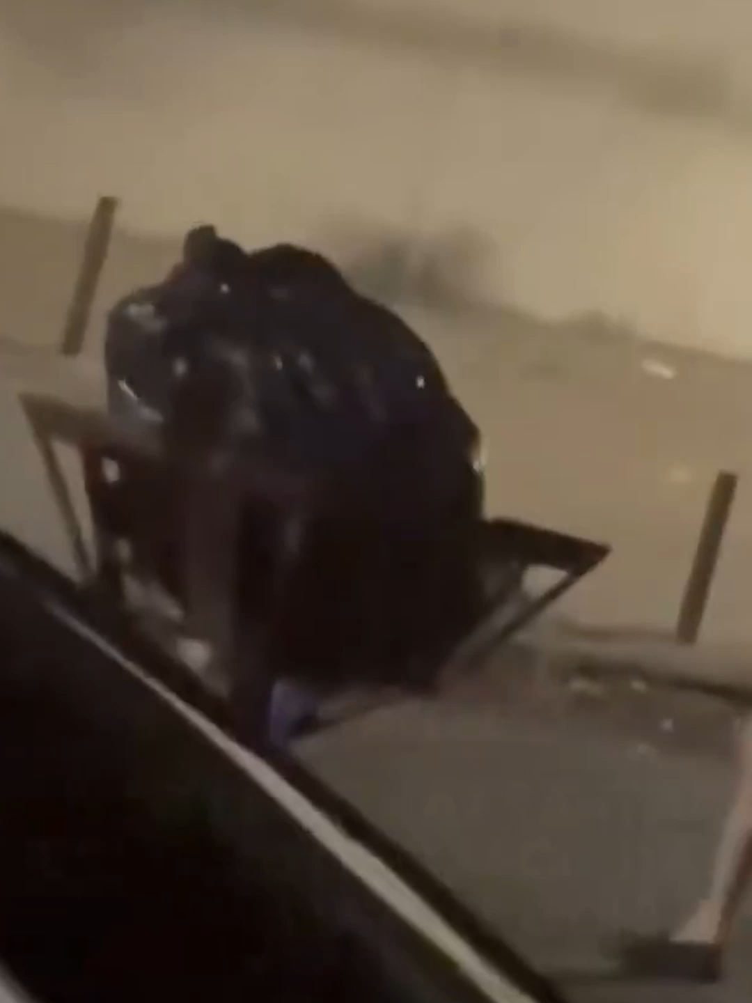 Um vídeo do bispo Eduardo Costa andando de calcinha e peruca loira pelas ruas de Goiânia na noite 6 de agosto causou grande repercussão nas redes sociais no início da semana. Novas imagens, registradas por câmeras de segurança, foram divulgadas na última terça-feira, 12, em que o pastor aparece nas mesmas vestimentas, dessa vez usando usando lingerie fio dental escura. Em resposta ao escândalo, o evangélico afirmou que usou as roupas femininas para uma 