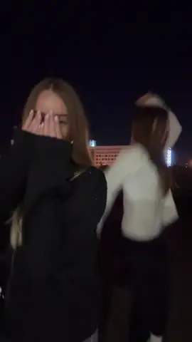 че за девка рядом 