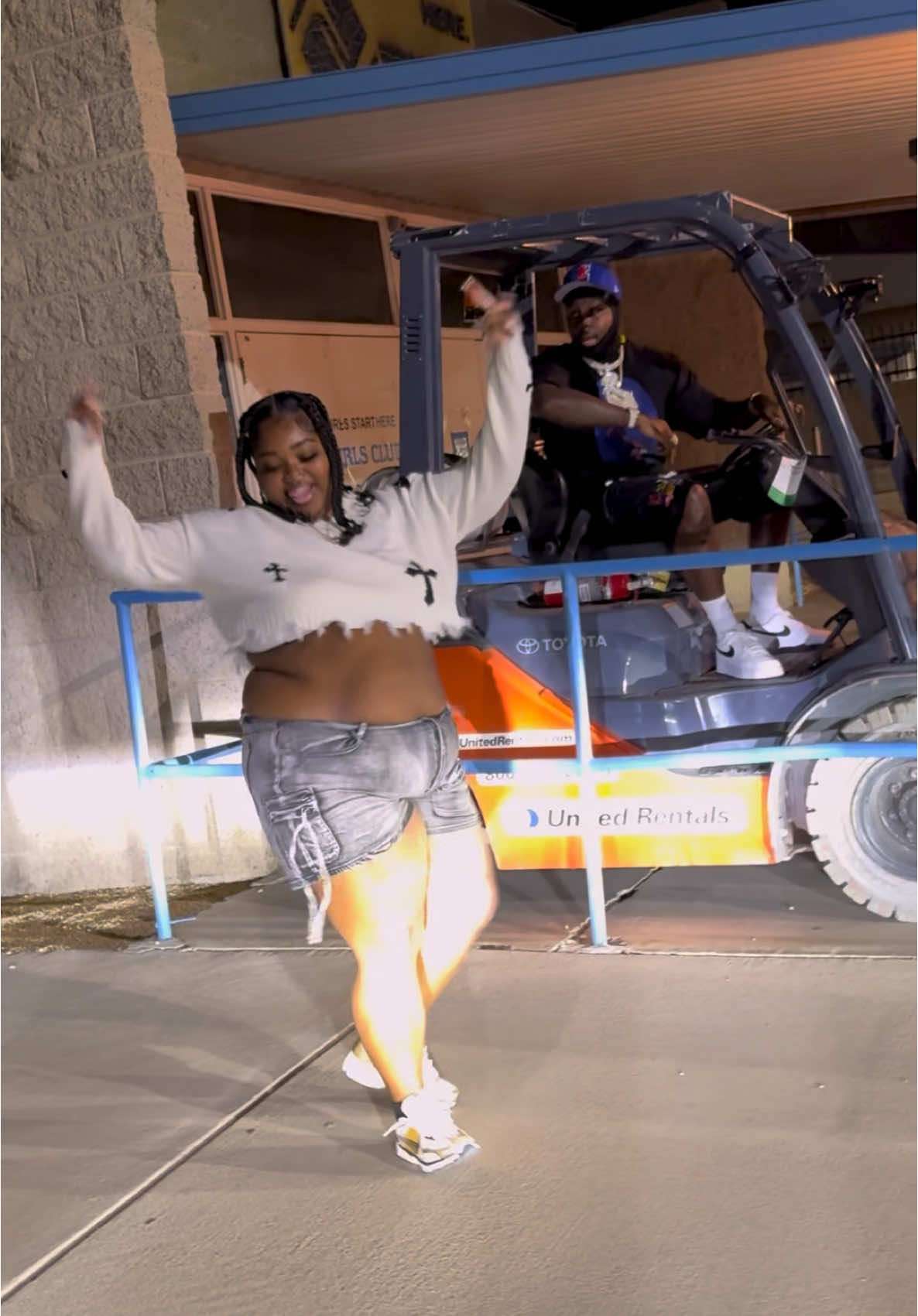 Is he on a forklift 🤯 ? @Compton Av LMKR  YAYA got him actin up 🚀 #gogettazizi #comptonav #yaya 