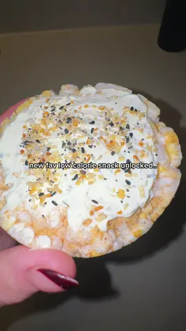 Everything bagel rice cake, light herb and garlic cream cheese and everything bagel seasoning. You've gotta try it, it's so good!! #lowcalorie #lowcaloriesnack #weightloss #caloriedeficit #weightlossfood 