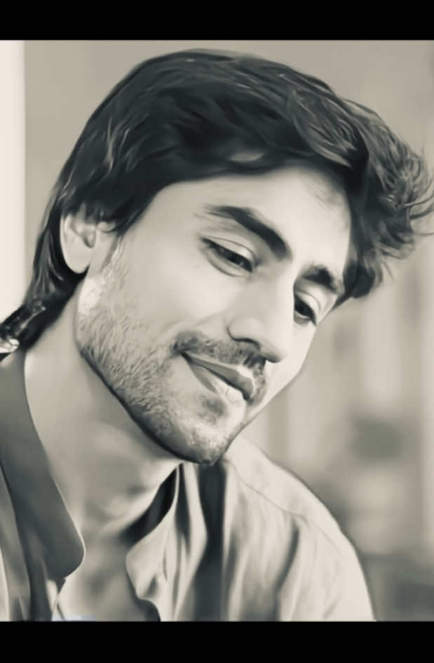 شكله وهوَ يتأملها 🤏🏻  #explore #jenniferwinget #fyp #viral #harshadchopda 