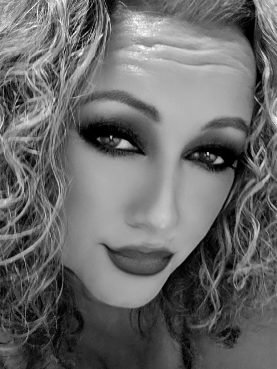 Taking a break from cleaning #saltandpepper #maturewomen #cougar #latina #portuguese 