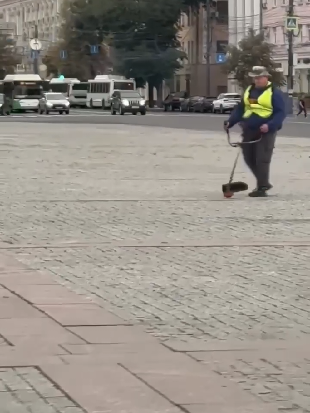 Парня зафризило, интернета же в Воронеже нет... #юморок #приколи #пинг #воронеж #площадь #газонокосильщик 