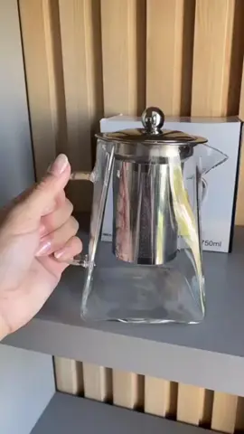 Chaleira de vidro elegante com infusor em aço inoxidável, perfeita para preparar chás com charme e praticidade. Seu design transparente permite apreciar a infusão das ervas, enquanto o material resistente suporta altas temperaturas sem perder a beleza. Ideal para quem busca sabor, aroma e um toque sofisticado no momento do chá. #creatorsearchinsight 