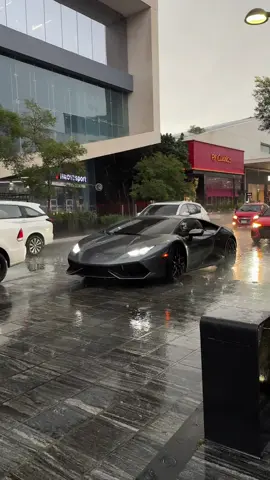 Lamborghini Huracan bajo la lluvia spotted en Andares 🇲🇽😍 - - - #lamborghini #huracan #lamborghinihuracan #huracanevo #huracansto 