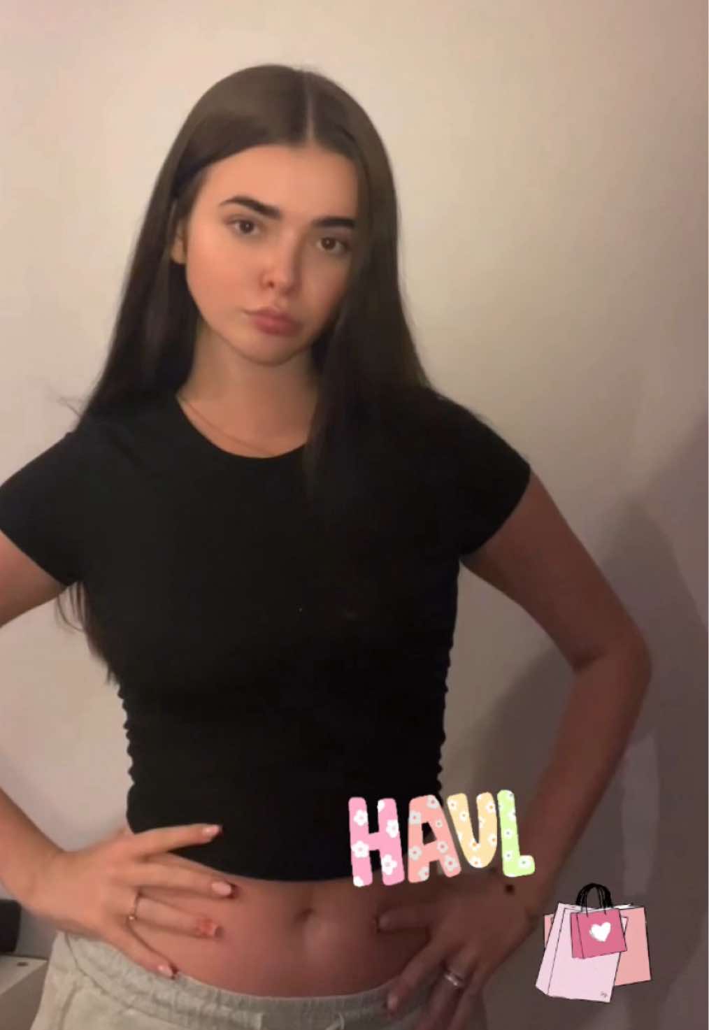 Mały haul na dziś 🛍️ Dwie bluzy i torebka – klasyka, która nigdy nie wychodzi z mody  Co myślicie o takim zestawie? / #fyp #tegodnia #foryou #haul #fashion 