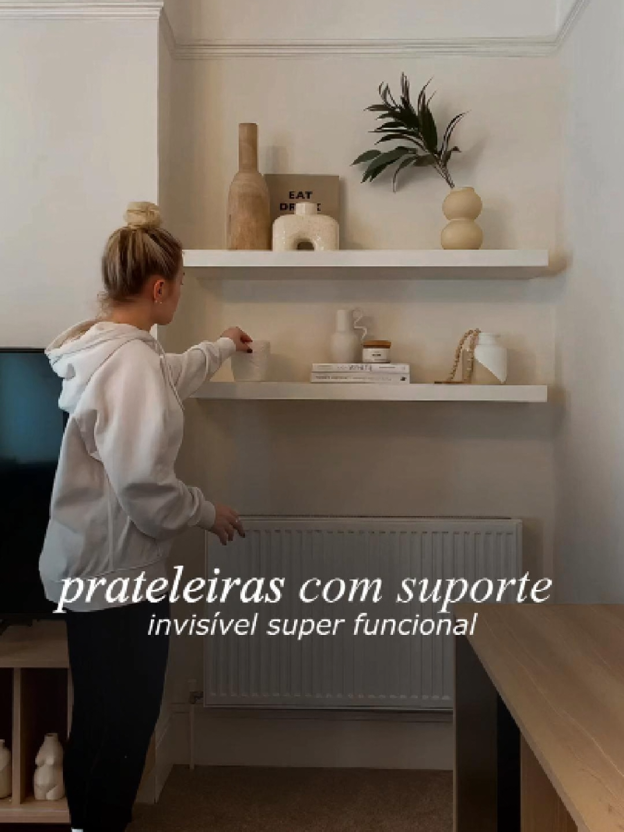 Transforme suas paredes em um espaço funcional e elegante com as prateleiras com suporte invisível, ideal pra sala, quarto, cozinha ou escritório.  #casadecorada #apartamento #prateleira #comprinhas #casaorganizada 