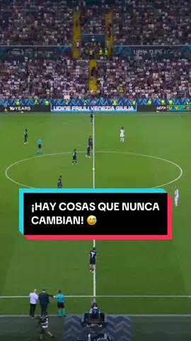 ¡LO HICIERON DE NUEVO! 😂 #Vitinha y el particular saque del medio del PSG ante Tottenham Hotspur en el inicio del segundo tiempo.  ▶️ Mirá la 🏆 UEFA #SuperCup en el Plan Premium de #DisneyPlus #TikTokDeportes 
