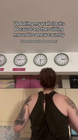 We’ve become a very scattered family but the clocks make life easier to schedule WhatsApp calls 🥰 and there’s room to add more for the next ex pat 🌍✈️ #expat #longdistance #family #bigfamily #livingabroad 