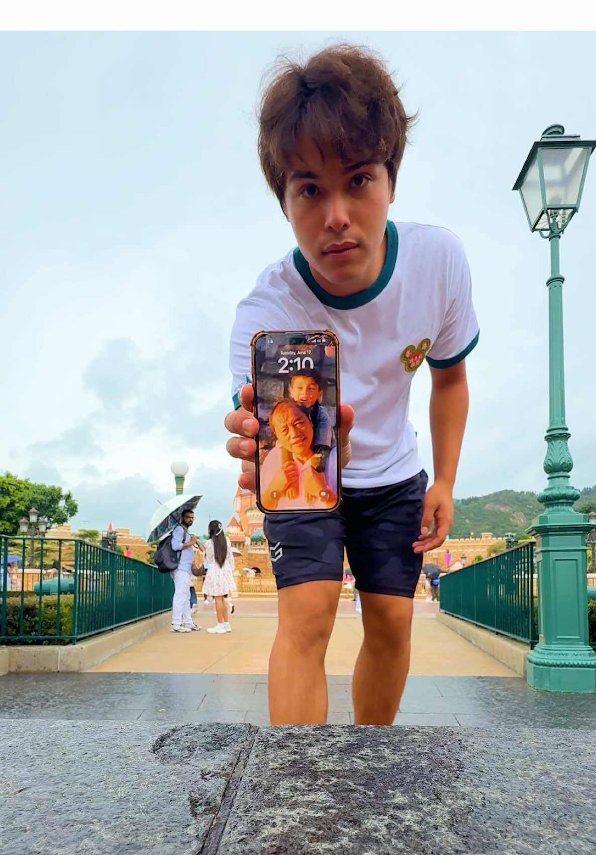 Will my iPhone get Stolen at Disneyland? @DiscoverHongKong 