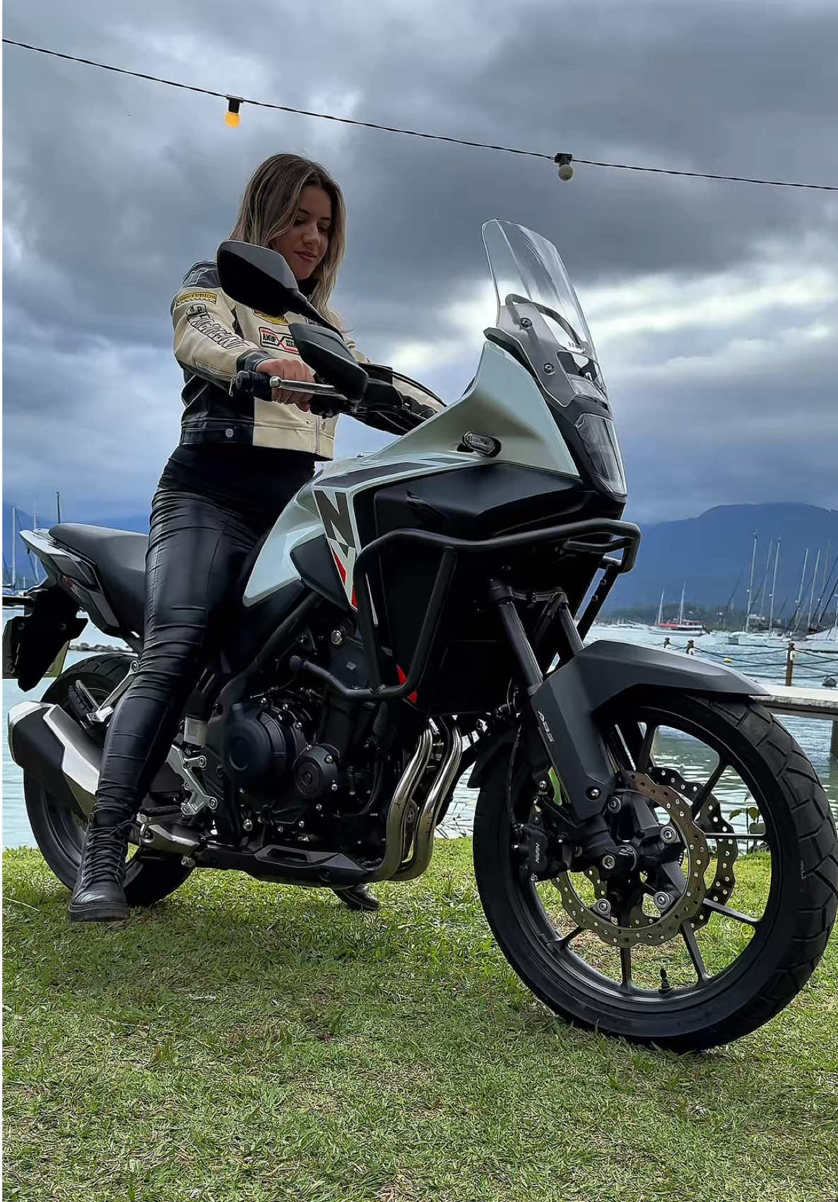Qual é a sua altura? Será que a NX 500 da Honda daria pé para você? 👀 Me conte aqui nos comentários 👇🏻 #moto #honda #baixos #motogirl #nx500 