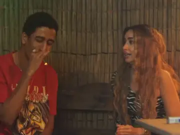انت متعرفش انت خاطف مين انت متعرفش الفلورز ممكن يعملوا فيك اي هيحدفوني بالايك ولا اي