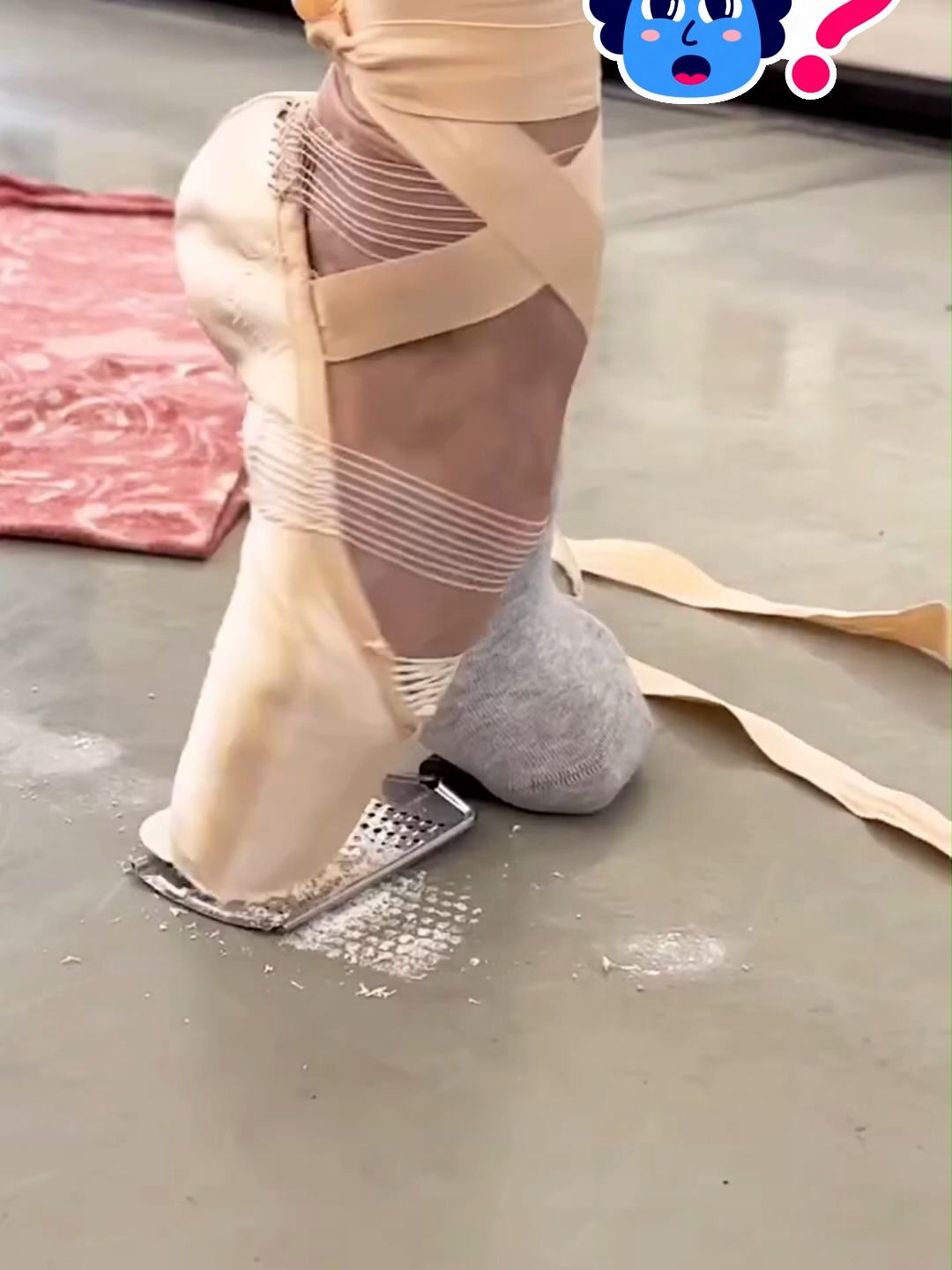 ¿Por qué ralla sus zapatillas?  Las bailarinas rallan sus puntas para ablandarlas y darles el ángulo exacto para ciertos movimientos.  Créditos:  ➡️@tutucarolyn (TT)  ➡️@isabellaboylston (TT)  ➡️@anastasia_limenko (IG)    Este video tiene únicamente fines educativos e informativos y no constituye asesoramiento legal, médico ni financiero.   #ballet #danza #puntas #baile #escenario #zapatillas #artes #entrenamiento #danzaClasica #tecnica