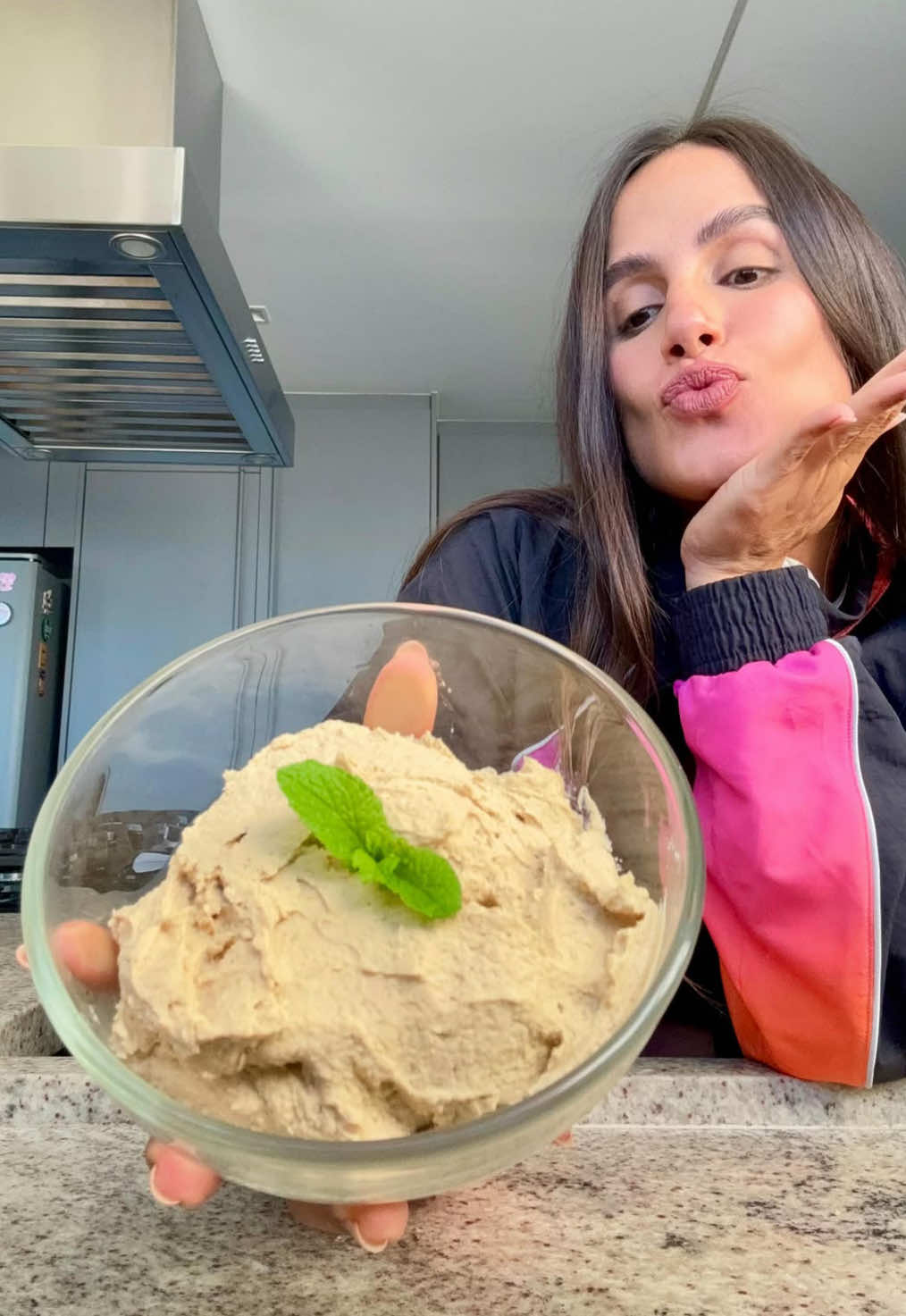 A receita do melhor HOMUS! 😋 Vem na minha e... Provaki!! Ingredientes: 300g de grão de bico cozido 2 colheres de sopa de azeite Sumo de 1 limão 3 colheres de sopa de Tahine Sal a gosto Passo a passo completo no vídeo! Extremamente fácil de fazer e surreal de delicioso! Sempre faço aqui em casa, comemos em todas as refeições... combina com tuuuudo! Já salva pra fazer e compartilha com geralll!